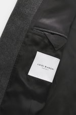 Close-up inside view of Luigi Bianchi Sakko dunkelgrau meliert showing soft wool and cashmere blend fabric, inner pocket, and label.