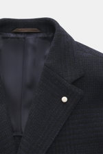 Close-up front view of Luigi Bianchi Wollmantel dunkelgrau meliert coat collar with fine wool fabric, soft lining, and white pin on lapel. Italian craftsmanship in exclusive men’s fashion – LUIGI BIANCHI excels with this classic double-breasted slim fit j