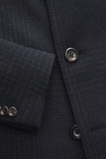 Close-up front view of Luigi Bianchi Wollmantel dunkelgrau meliert showing textured dark gray wool fabric, buttons, and lapel details.

<p>Italienische Handwerkskunst vereint in exklusiver Herrenmode – das kann LUIGI BIANCHI besonders gut und bringt mit