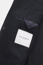 Close-up interior view of Luigi Bianchi Wollmantel dunkelgrau meliert showing soft wool fabric, pocket lining, and brand label.

Description: Italienische Handwerkskunst vereint in exklusiver Herrenmode – das kann LUIGI BIANCHI besonders gut und bringt 