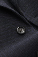Close-up front angle of Luigi Bianchi Wollmantel dunkelgrau meliert showing soft pure wool texture and black button details. Italienische Handwerkskunst vereint in exklusiver Herrenmode – das kann LUIGI BIANCHI besonders gut und bringt mit diesem Sakko im