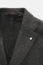 Close-up front angle of Luigi Bianchi Wollmantel dunkelblau/navy kariert showing herringbone wool fabric, soft black lining, slim fit, lapel pin, and detailed collar craftsmanship. 

<p>Italienische Handwerkskunst vereint in exklusiver Herrenmode – das 