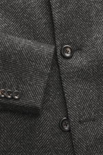 Close-up front view of the Luigi Bianchi Wollmantel dunkelblau/navy kariert showing fine herringbone pattern, buttons, and pocket; Italian craftsmanship in exclusive men's fashion with soft wool-cashmere blend, slim fit, three-button style, notch lapel wi