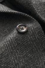 Close-up shot of a dark blue/navy checked Luigi Bianchi Wollmantel button, highlighting the soft wool-cashmere fabric texture and craftsmanship. Italian craftsmanship in exclusive men's fashion – Luigi Bianchi excels with this classic coat for the confide
