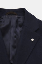 Nahaufnahme des hochwertigen Innenfutters und fallenden Revers vom Luigi Bianchi Wollmantel navy/grau gemustert, Slim Fit aus reiner Schurwolle.