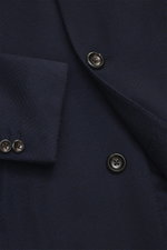 Nahaufnahme des Luigi Bianchi Wollmantels navy/grau gemustert, Slim Fit, Dreiknopf-Stil, fallendes Revers, aus reiner Schurwolle.