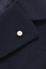 Nahaufnahme des fallenden Revers mit weißem Pin aus reiner Schurwolle des Luigi Bianchi Wollmantel navy/grau gemustert, Slim Fit, Dreiknopf-Stil.