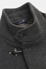 Fay Mantel 'Duty Coat' dunkelgrau meliert in Nahaufnahme von oben, Woll-Microfaser-Mix, Fischgratmuster, Karabinerverschluss, Knopf- und Lederdetails.