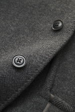 Nahaufnahme des dunkelgrau melierten Fay Mantel 'Duty Coat' mit Fischgratmuster, Knöpfen mit Fay-Logo und leicht griffiger Woll-Microfaser-Haptik.