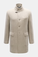 Fay Mantel 'Duty Coat' beige meliert, frontale Nahaufnahme, Slim Fit Fischgratmuster, Karabinerverschluss, drei Knöpfe, variable Revers, Ledersaum, Taschen.
