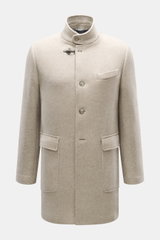 Fay Mantel 'Duty Coat' beige meliert, frontale Nahaufnahme, Slim Fit Fischgratmuster, Karabinerverschluss, drei Knöpfe, variable Revers, Ledersaum, Taschen.