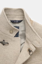 Beige melierter Fay Mantel 'Duty Coat' aus Wolle-Microfaser-Mix, Fischgratmuster, Slim Fit, Karabinerverschluss, Detailaufnahme Kragen innen.