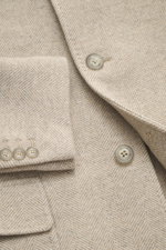 Fay Mantel 'Duty Coat' beige meliert, Detailaufnahme von Knöpfen, Fischgratmuster, Woll-Microfaser-Mix, Slim Fit, klassisch, mit variablen Reverskragen und Rindslederbesatz.