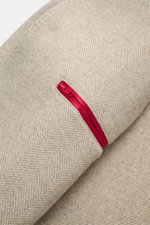 Beige melierter Fay Mantel 'Duty Coat' im Fischgratmuster, Detailaufnahme des roten Karabinerverschlusses, Woll-Microfaser-Mix, Slim Fit.