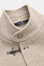 Nahaufnahme des Kragens vom Fay Mantel 'Duty Coat' beige meliert mit Fischgratmuster, Karabinerverschluss und Woll-Microfaser-Mix.