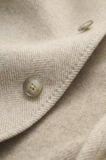 Nahaufnahme des Fay Mantel 'Duty Coat' beige meliert in Fischgratmuster, Knöpfe und leicht griffige Woll-Microfaser-Haptik sichtbar.