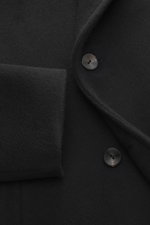 Close-up front view of Agnona Cashmere Coat Black showing button and wide lapel, pure cashmere, soft touch, double-breasted.

<p>For elegant appearances: With the luxurious Cashmere coat by AGNONA, you are not only prepared for elegant events but also gua