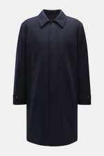 Brioni Cashmere Mantel navy, klassischer Regular Fit Wollmantel mit Umlegekragen, Vier-Knopf-Leiste, schrägen Taschen, gestepptem Futter, frontal fotografiert.