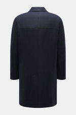 Brioni Cashmere Mantel navy, Rückansicht, gerader Schnitt, Umlegekragen, reine Cashmere, weicher Griff, Regular Fit, Rückenmittelschlitz, gesteppte Wattierung.