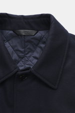 Nahaufnahme des Kragens vom Brioni Cashmere Mantel navy mit gestepptem Innenfutter, Umlegekragen und Knopf, aus reiner Cashmere-Qualität.