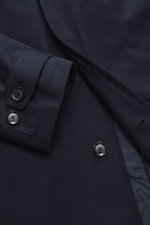 Nahaufnahme des navyfarbenen Brioni Cashmere Mantels zeigt Ärmel mit Vier-Knopf-Leiste und gestepptes Innenfutter aus reiner Wolle.