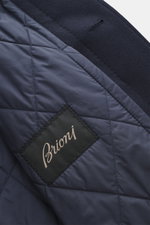 Alt-Tag (124 Zeichen): Nahaufnahme des gesteppten Innenfutters vom Brioni Cashmere Mantel navy mit Logo und weichem Cashmere-Kragen.
