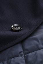 Nahaufnahme des Brioni Cashmere Mantel navy mit Fokus auf schwarzen Knopf und gestepptes Innenfutter aus reiner, weicher Cashmere-Wolle.
