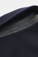 Nahaufnahme des Umlegekragens des Brioni Cashmere Mantel navy aus reinem Cashmere mit weichem Griff und gestepptem Innenfutter.