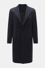 Brioni Cashmere Mantel navy, Slim Fit, gerader Schnitt, drei Knöpfe, fallendes Revers, Brust- und Pattentaschen, glattes Innenfutter, Frontansicht.