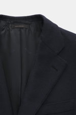 Nahaufnahme des Brioni Cashmere Mantel navy von innen mit glattem schwarzen Innenfutter, fallendem Revers und hochwertigem Cashmere.