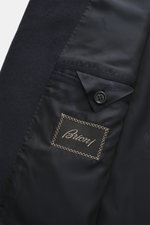 Nahaufnahme der Innenseite des Brioni Cashmere Mantel navy, Detailansicht mit glattem Innenfutter, Innentasche und Knopfverschluss aus reiner Cashmere.