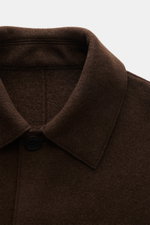 Close-up front view of the collar of the Lunaria Cashmere Cashmere short coat dark brown showing pure cashmere fabric, very soft touch, four-button style, turn-down collar. Timeless elegance with regular fit, front pockets with flap, center back vent, unl