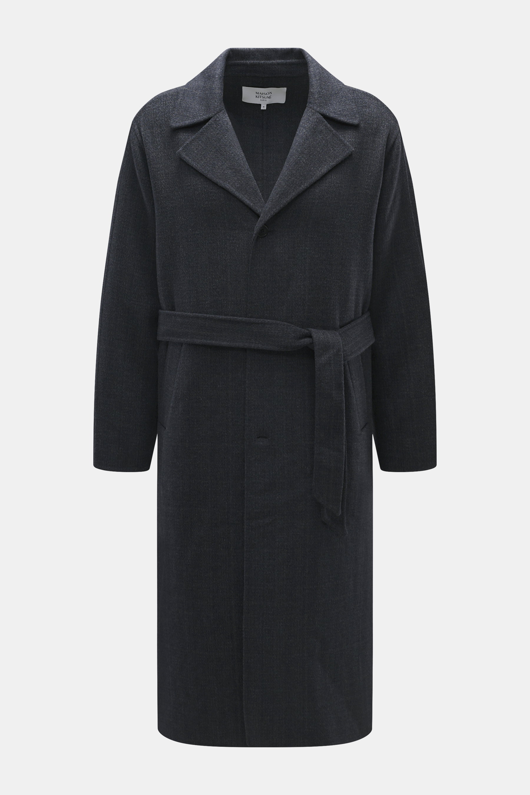 Maison Kitsuné Mantel dunkelgrau meliert, frontal fotografiert, Doubleface Wolle/Microfaser, sehr weich, Oversized Fit, Drei-Knopf-Leiste, Reverskragen, schräge Leistentaschen, Rückenpelerine mit Belüftungsschlitzen, Rückenmittelschlitz, Bindegürtel, Unco