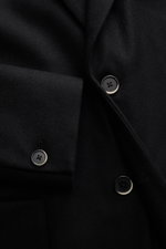 Close-up front view of Barena Venezia Overshirt dark navy showing buttons and fabric texture, made of leicht elastische Schurwolle, weicher Griff, Regular Fit, Vier-Knopf-Leiste, Umlegekragen, aufgesetzte Brusttasche, aufgesetzte Hüfttaschen, Ärmelabschlü