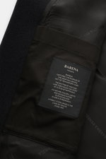 Close-up interior view of Barena Venezia Overshirt dark navy showing label and fabric texture, made of leicht elastische Schurwolle, weicher Griff, Regular Fit, Vier-Knopf-Leiste, Umlegekragen, aufgesetzte Brusttasche, aufgesetzte Hüfttaschen, Ärmelabschl
