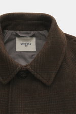 Circolo 1901 Mantel dunkelbraun kariert, Detailaufnahme vom Umlegekragen aus Woll-Mix, weicher Griff, Regular Fit, Knopfleiste.