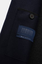 Close-up front view of Harris Wharf London Wool coat navy pocket with button and label made in Italy, showing felted virgin wool and cashmere blend.

<p>A timeless look for the new season: This coat with a straight silhouette from HARRIS WHARF LONDON, mad