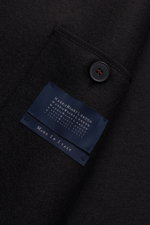 Close-up of Harris Wharf London Wool coat black showing black button and navy label inside, photographed from above.

Description: <p>Timeless, pure, and well thought out: This unlined coat with a straight silhouette from HARRIS WHARF LONDON, made from he