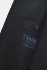 Close-up front view of Harris Wharf London Wollmantel navy pocket with button and label, showing heavy felted wool texture and raw-edge finish, made in Italy, unlined, regular fit. Zeitlos, pur und durchdacht: Dieser ungefütterte Mantel von HARRIS WHARF L