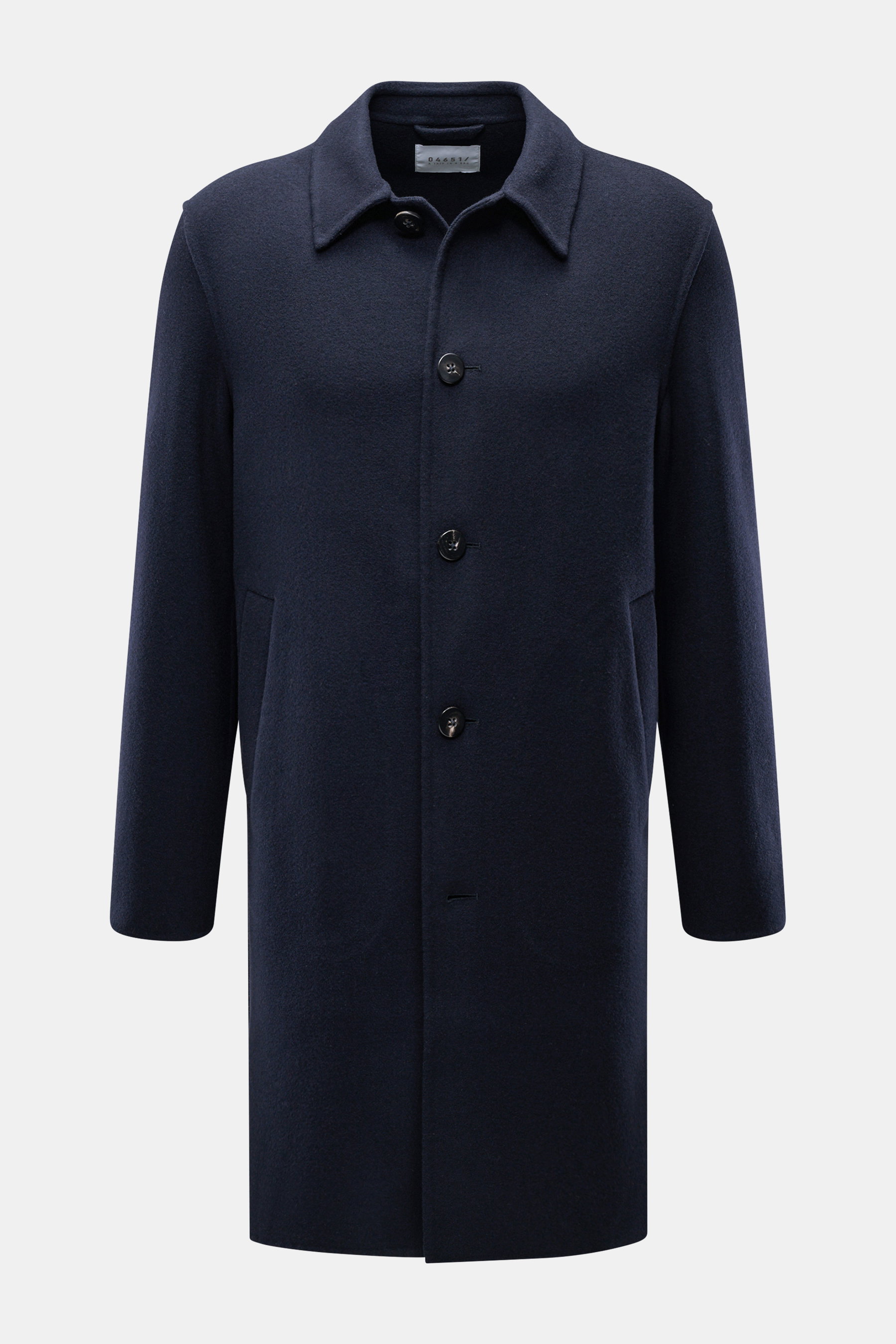 Frontansicht des 04651/ A trip in a bag Mantel 'Double Coat' navy aus Schurwolle und Microfaser, weicher Griff, Slim Fit, Umlegekragen, Fünf-Knopf-Leiste, schräge Leistentaschen.