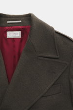 Brunello Cucinelli Mantel graugrün meliert, Detailfoto von oben schräg, Wollmantel mit kontrastierendem rotem Futter, Reverskragen, Brusttasche.