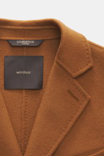 Windsor Mantel 'Cesarino' hellbraun aus reiner Wolle, Slim Fit, weicher Griff, Reverskragen, Drei-Knopf-Leiste, Brust- und Fronttaschen, Innen- und Rückentasche, ungefüttert, Kissing Buttons, Detailansicht von oben.