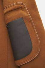 Nahaufnahme des hellbraunen Windsor Mantel 'Cesarino' Ärmels mit Lederpatch, reine Wolle, weicher Griff, Slim Fit, Drei-Knopf-Leiste.
