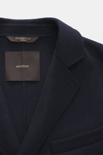 Windsor Mantel 'Cesarino' navy aus reiner Wolle, Slim Fit, weicher Griff, Reverskragen, Drei-Knopf-Leiste, Brusttasche, drei Fronttaschen mit Patte, Kissing Buttons, Rückenmittelschlitz, ungefüttert und eine Innentasche, Nahaufnahme von oben.