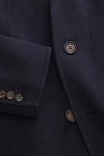 Nahaufnahme des Windsor Mantel 'Cesarino' navy aus reiner Wolle mit weichem Griff, Slim Fit, Drei-Knopf-Leiste, Reverskragen, klassischer Brusttasche, drei Fronttaschen mit Patte, Kissing Buttons, Rückenmittelschlitz, ungefüttert und einer Innentasche, Fr