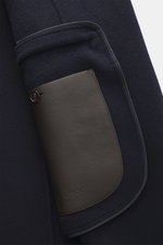 Nahaufnahme des Ärmels vom Windsor Mantel 'Cesarino' navy, reine Wolle, weicher Griff, Slim Fit, Drei-Knopf-Leiste, Reverskragen, klassische Brusttasche, drei Fronttaschen mit Patte, Kissing Buttons, Rückenmittelschlitz, ungefüttert, eine Innentasche, Det