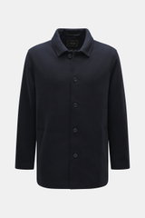 Percival Jacke navy, frontal aus mittlerer Distanz, Slim Fit mit fünf-Knopf-Leiste, Umlegekragen, schräge Fronttaschen, Rückenmittelschlitz, Innentasche, Mix aus Wolle und Microfaser, geschmeidiger Futterstoff.