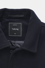Nahaufnahme der Percival Jacke navy aus schräger Perspektive, mit Umlegekragen, Mix aus Wolle und Microfaser, Slim Fit, Fünf-Knopf-Leiste, schrägen Fronttaschen, Rückenmittelschlitz, geschmeidigem Futterstoff und einer Innentasche.