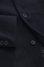 Nahaufnahme der Percival Jacke navy aus Woll-Microfaser-Mix, Slim Fit, Umlegekragen, Fünf-Knopf-Leiste, schräge Fronttaschen, Rückenmittelschlitz, geschmeidigem Futterstoff und Innentasche.