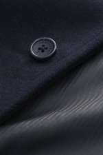 Nahaufnahme eines Knopfes der Percival Jacke navy, Mix aus Wolle und Microfaser, Slim Fit, Fünf-Knopf-Leiste, Umlegekragen, schräge Fronttaschen, Rückenmittelschlitz, geschmeidiger Futterstoff, eine Innentasche.